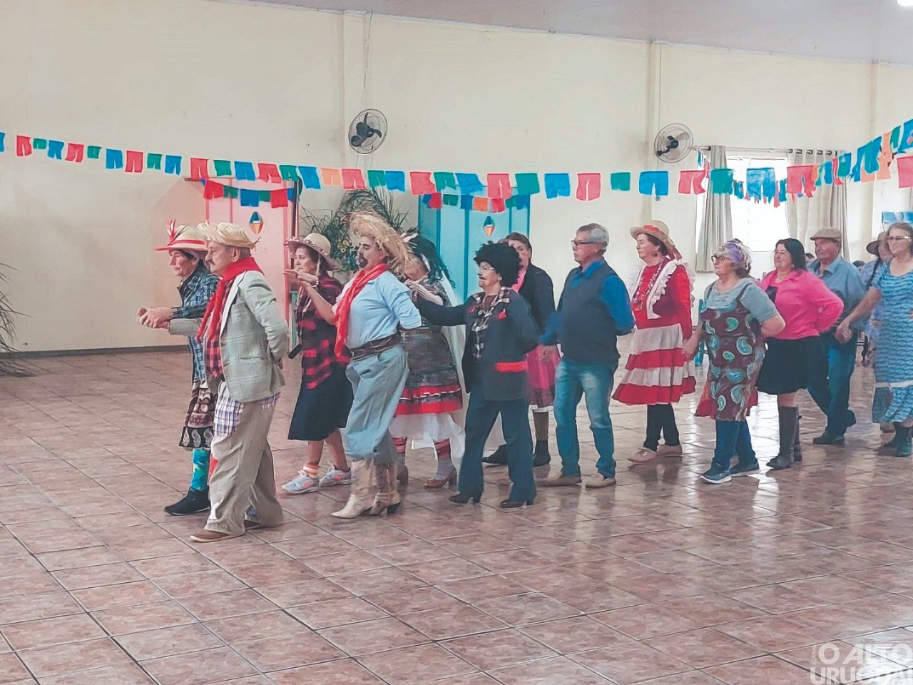 Palmitinho: integrantes do Grupo Amigos da Vida participam de festa junina