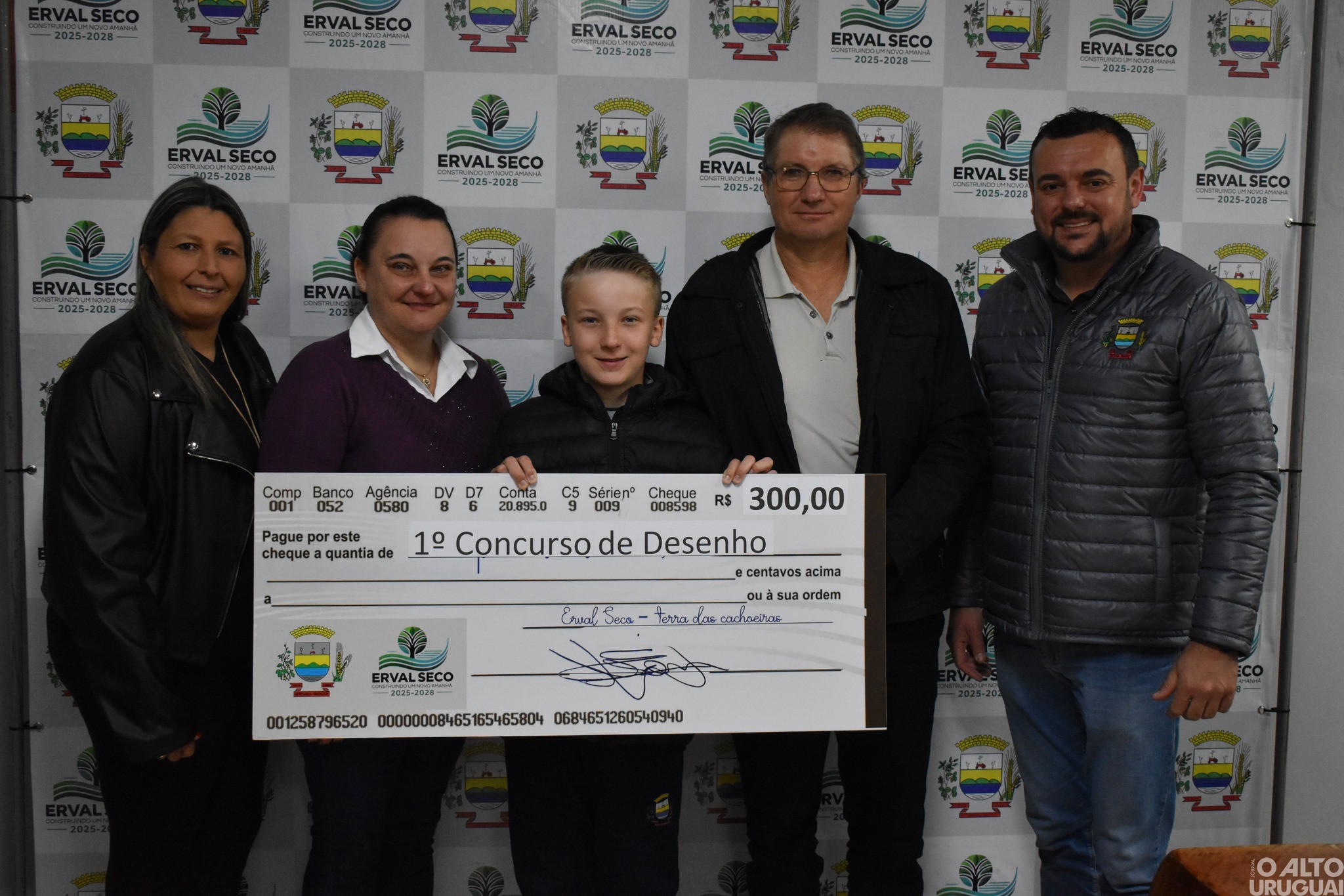 Prefeitura de Erval Seco entrega vales-compras a alunos vencedores de concurso de desenhos