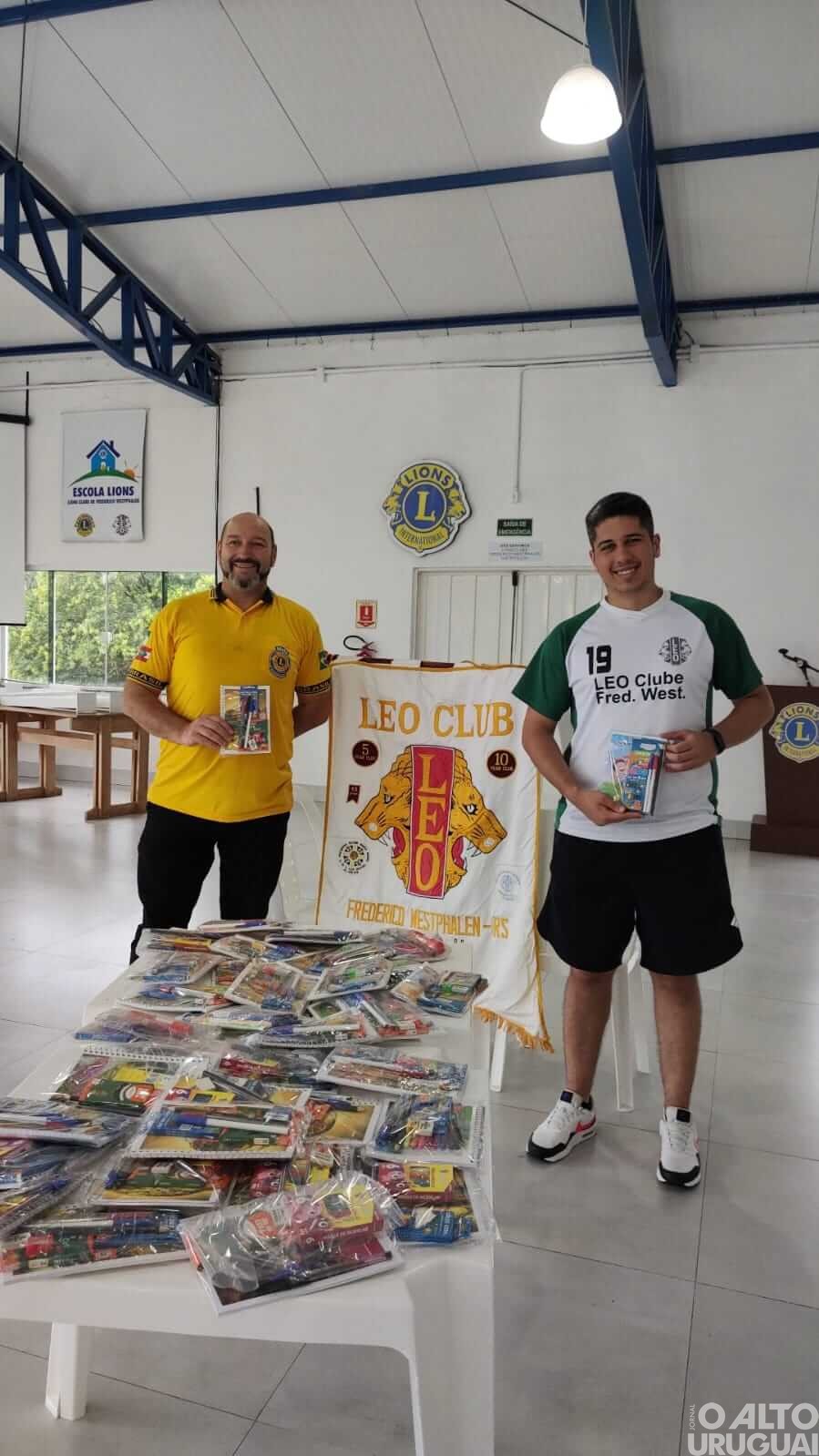 LEO Clube FW faz doação para escola da linha 21 de Abril