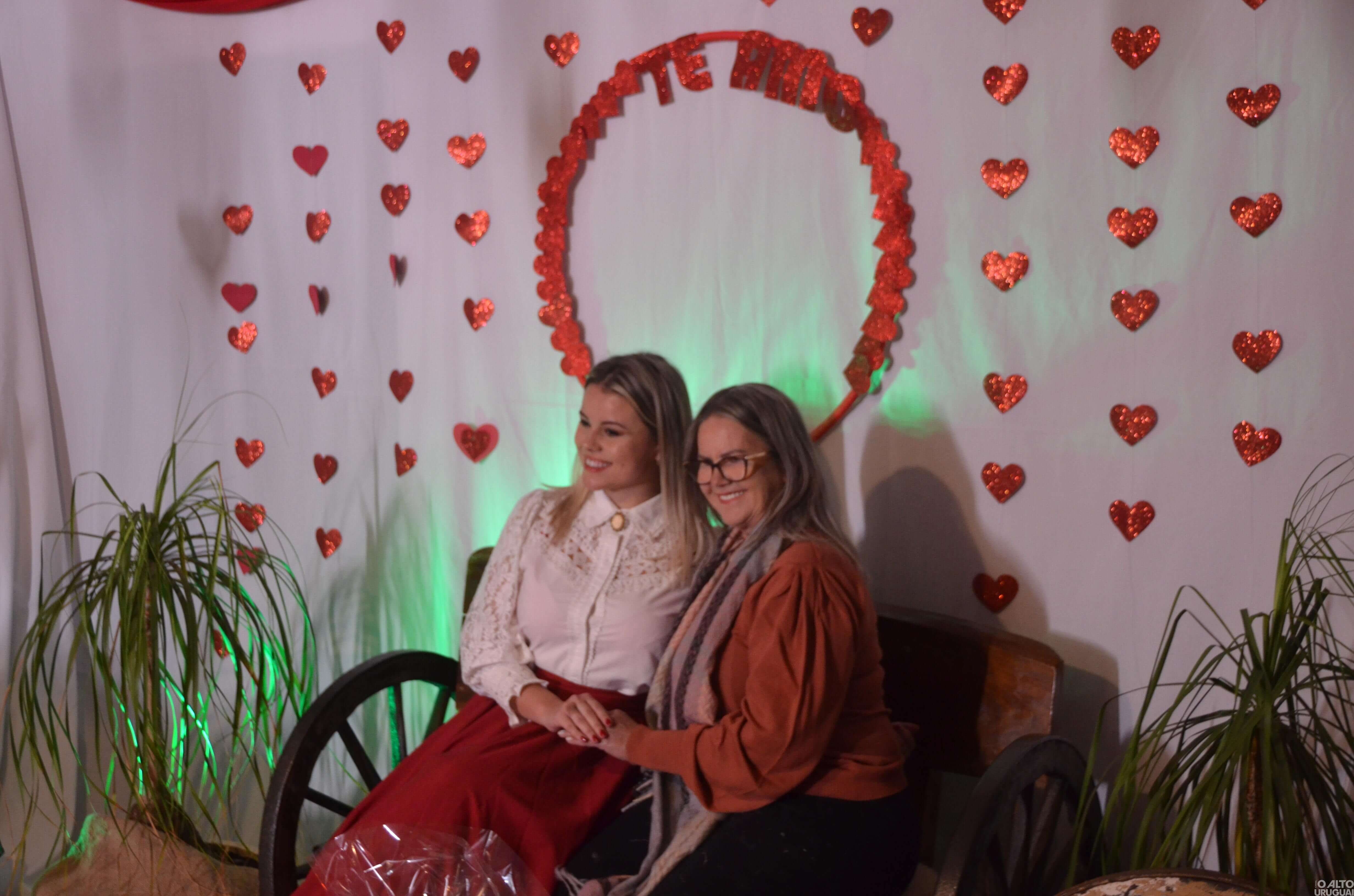 Noite do Galanteio reúne casais no CTG Rodeio da Querência