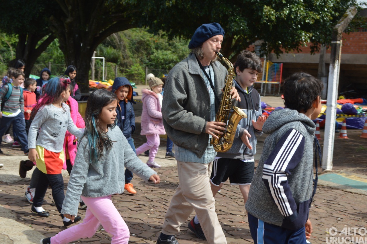 Feira do Livro da Escola Caiçara recebe grande público no primeiro dia