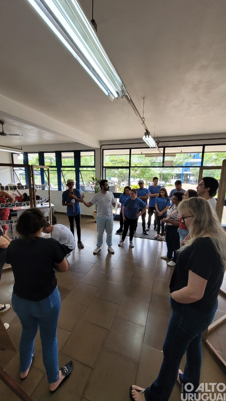 Alunos da Apae-FW transformam a fotografia em arte e conexão