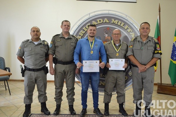 Autoridades são homenageadas pelo 37º BPM