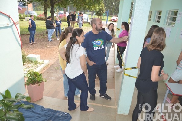 Ricardo Favin vota em seção na linha 21 de Abril