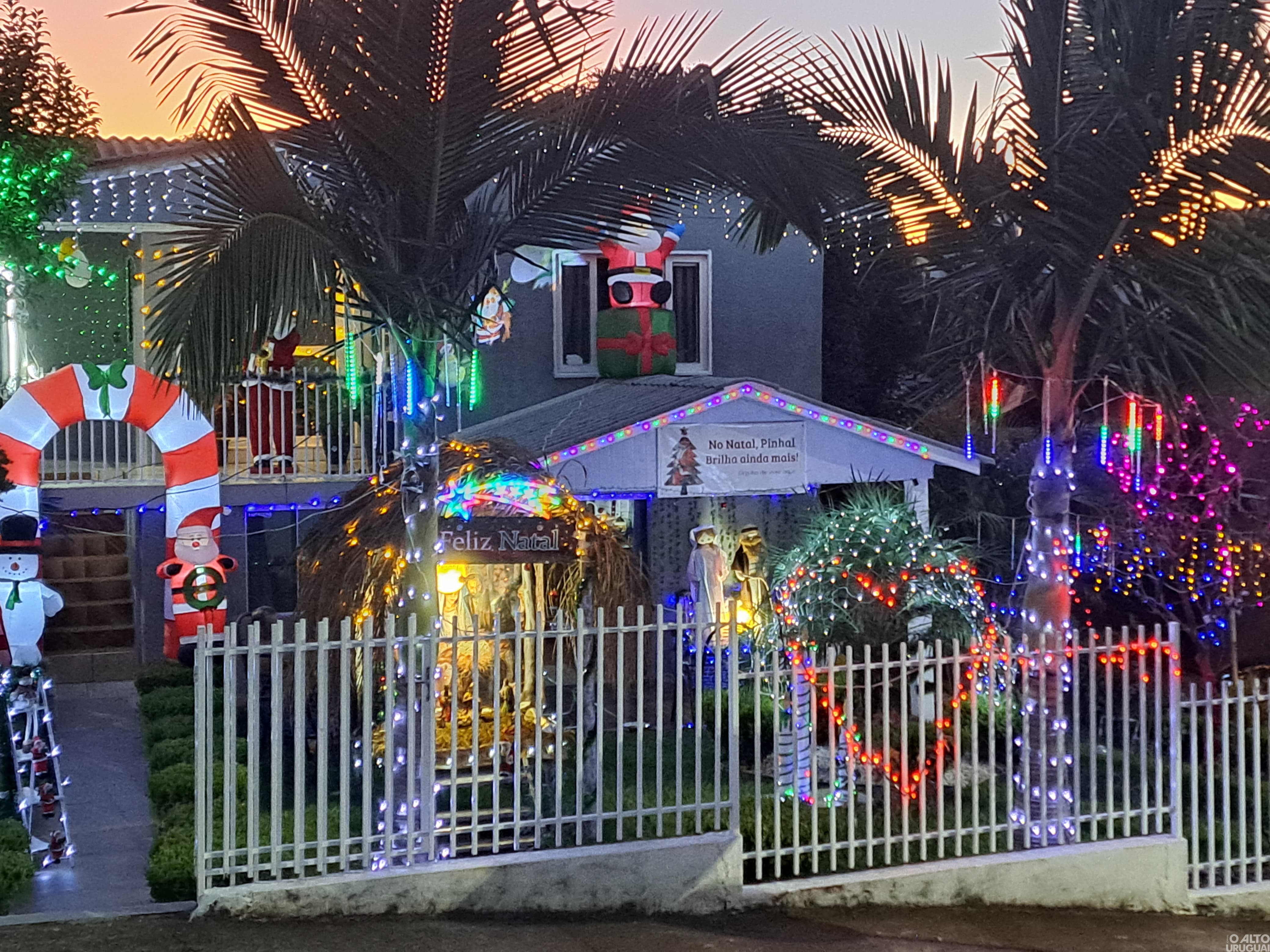 Morador de Pinhal se destaca pela decoração da casa no Natal