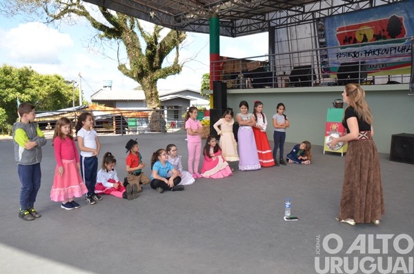 Crianças do Projeto Girassol celebram Semana Farroupilha em Caiçara