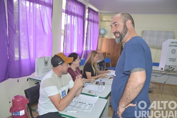 Ricardo Favin vota em seção na linha 21 de Abril