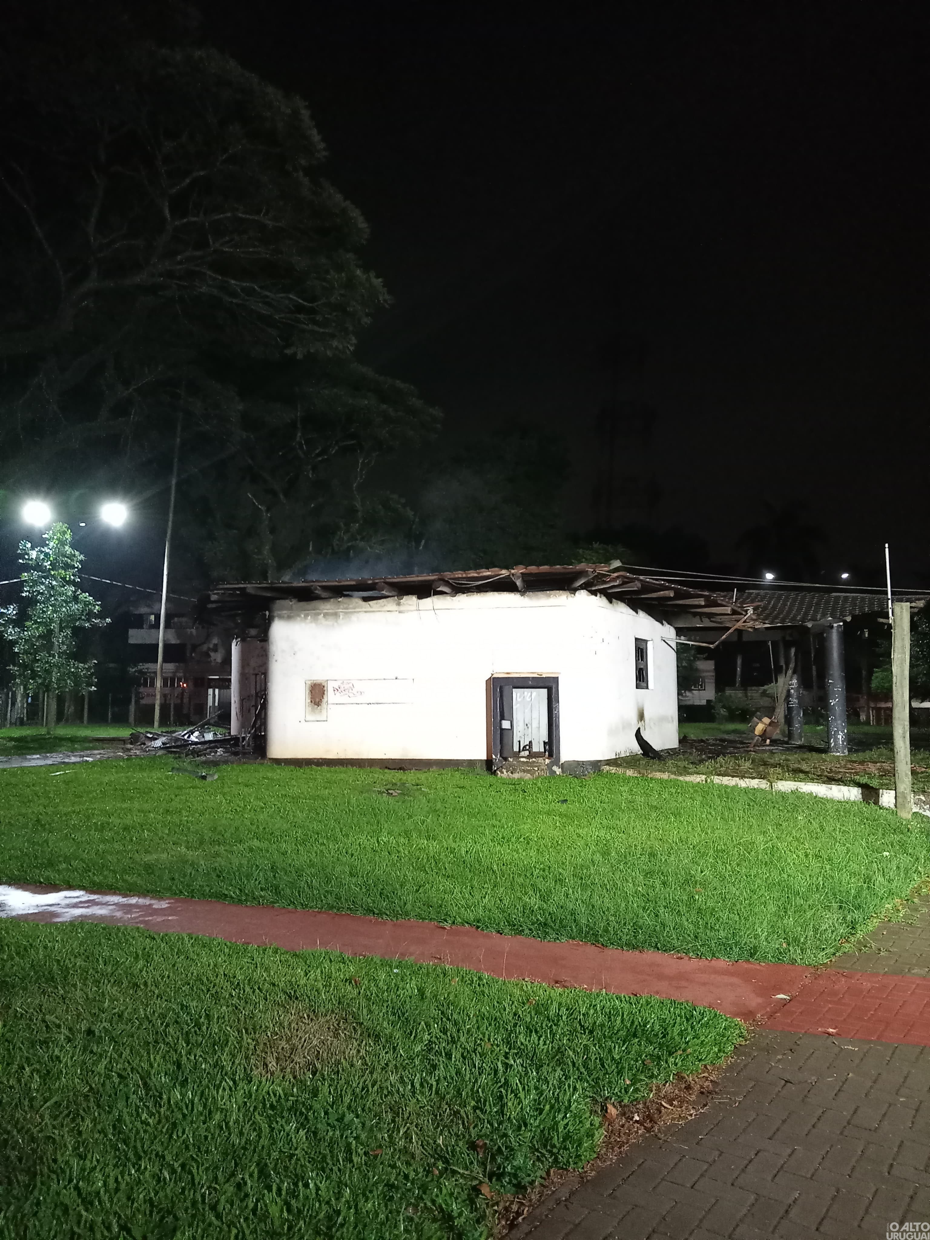 Incêndio destrói prédio de antigo bar e restaurante em Palmeira das Missões