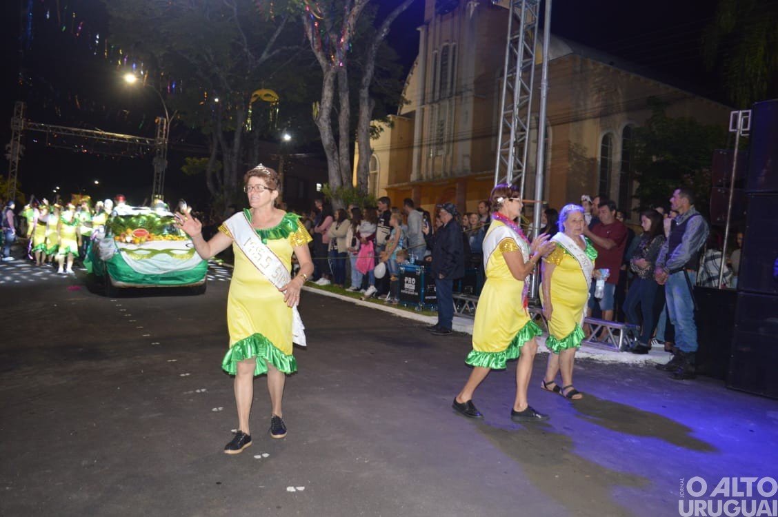 Desfile de rua do Carnaval Regional de Iraí reúne grande público