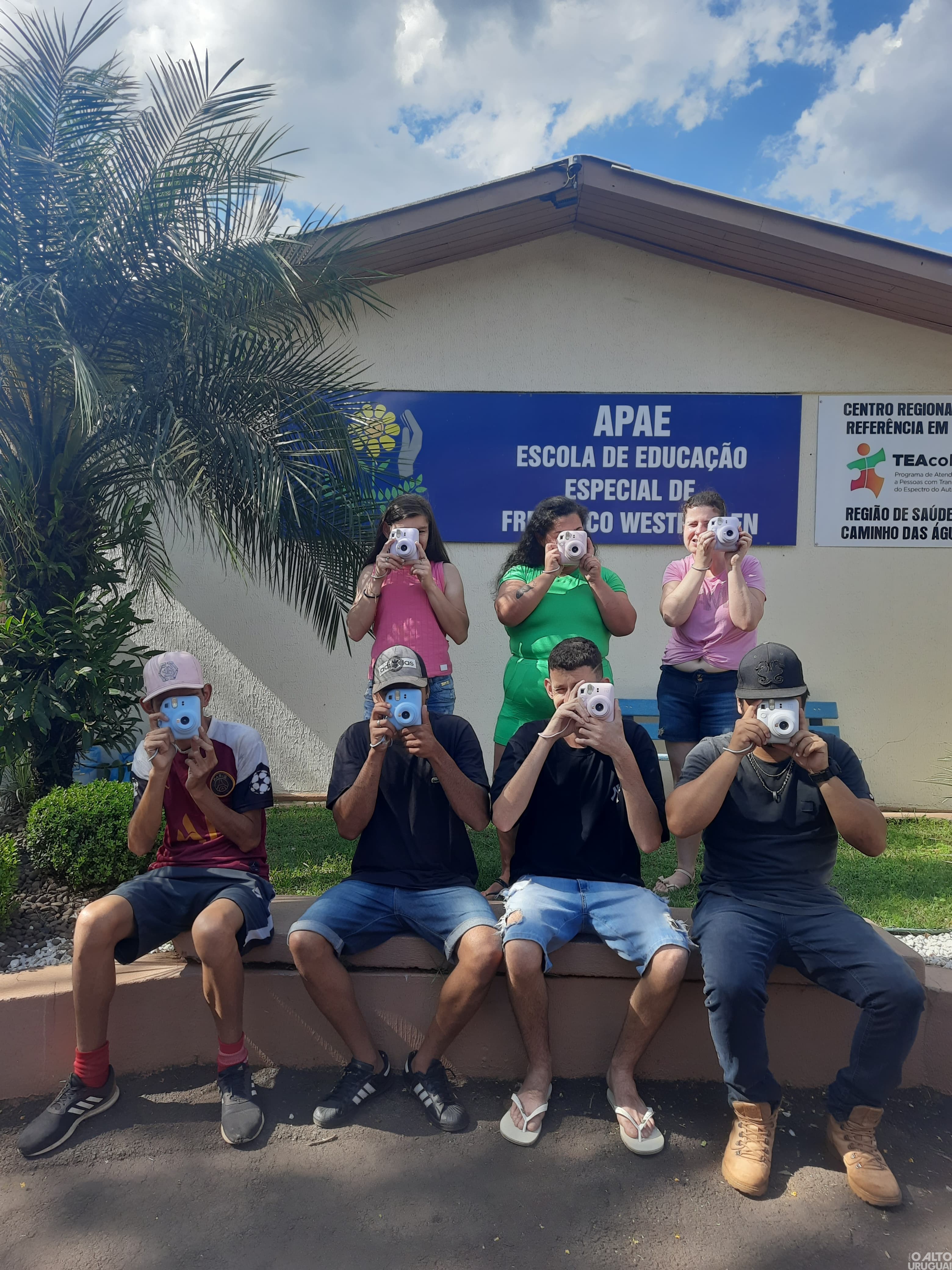 Alunos da Apae-FW transformam a fotografia em arte e conexão