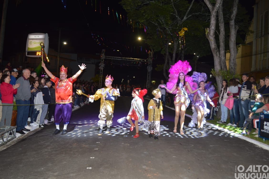 Desfile de rua do Carnaval Regional de Iraí reúne grande público