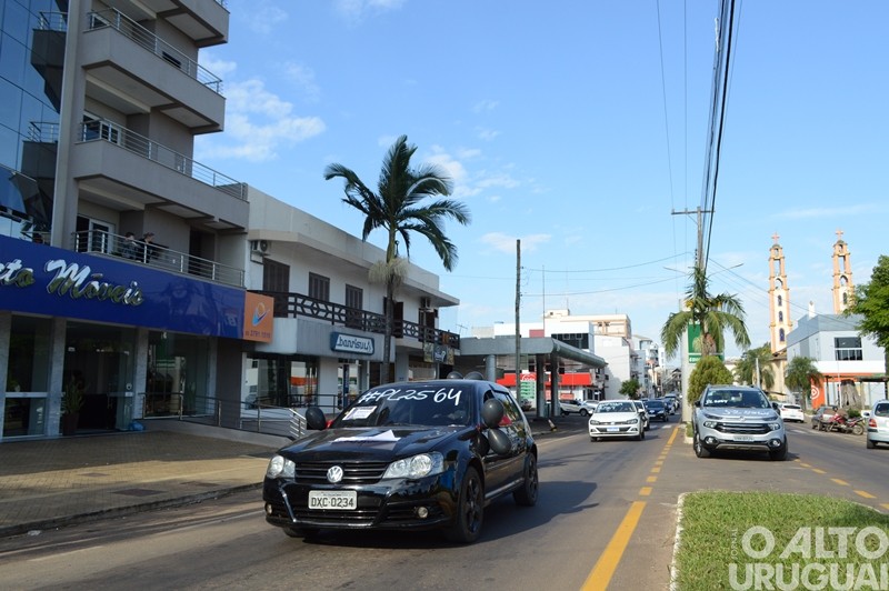 Profissionais de enfermagem promovem carreata