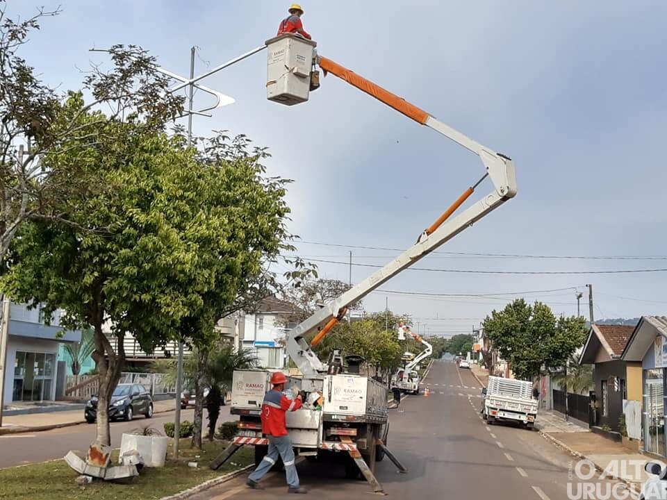 Administração de Pinhal investe em iluminação pública