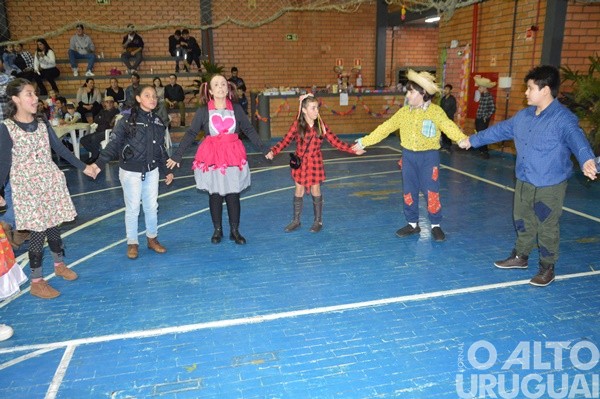 Festa Junina da Escola Irmã Odila Lehnen reúne comunidade em noite de alegria e tradição