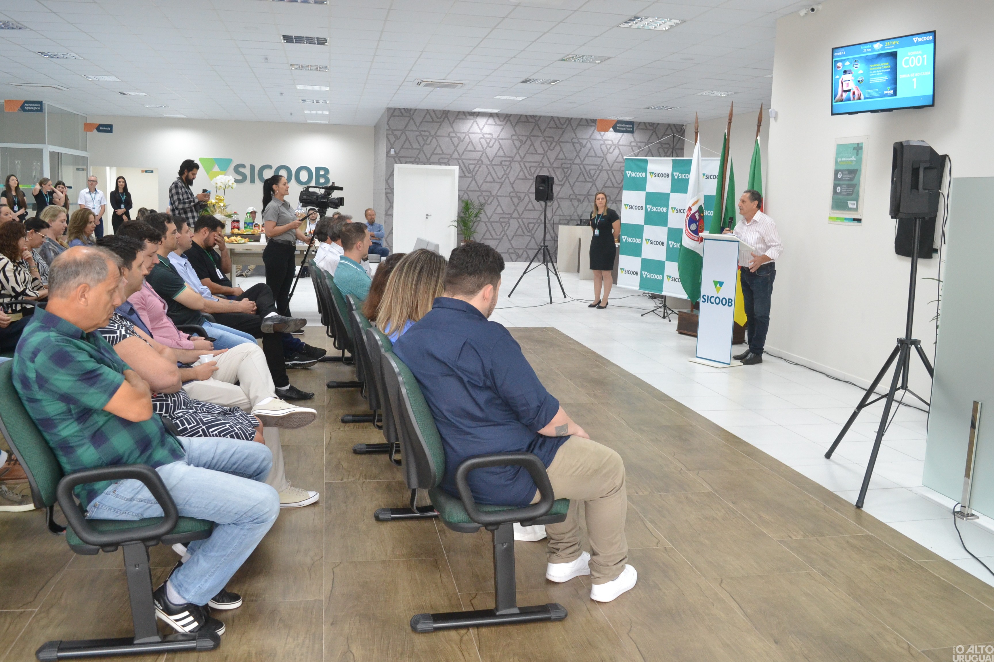 Sicoob Oestecredi reinaugura agência em novo espaço em FW