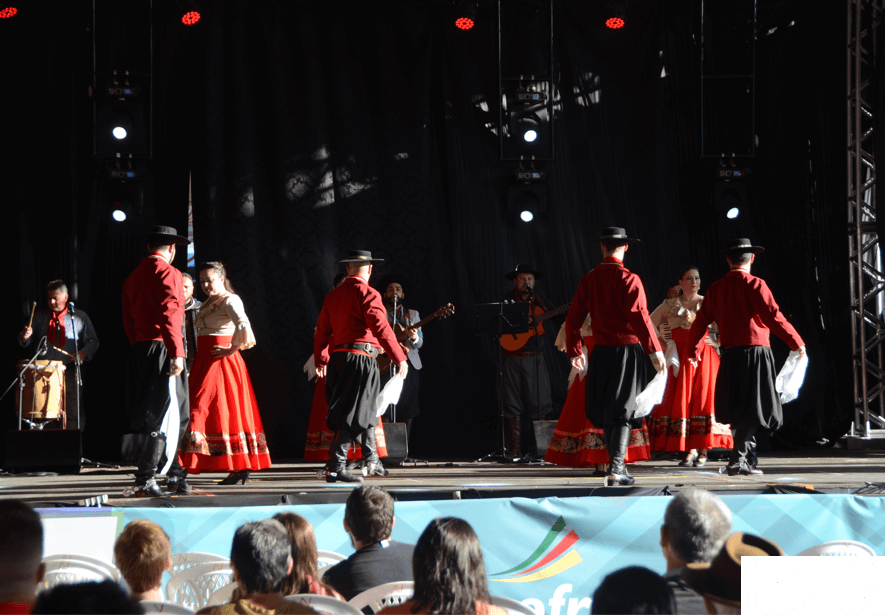 Grupo Os Gaudérios anima Expofred Cultural