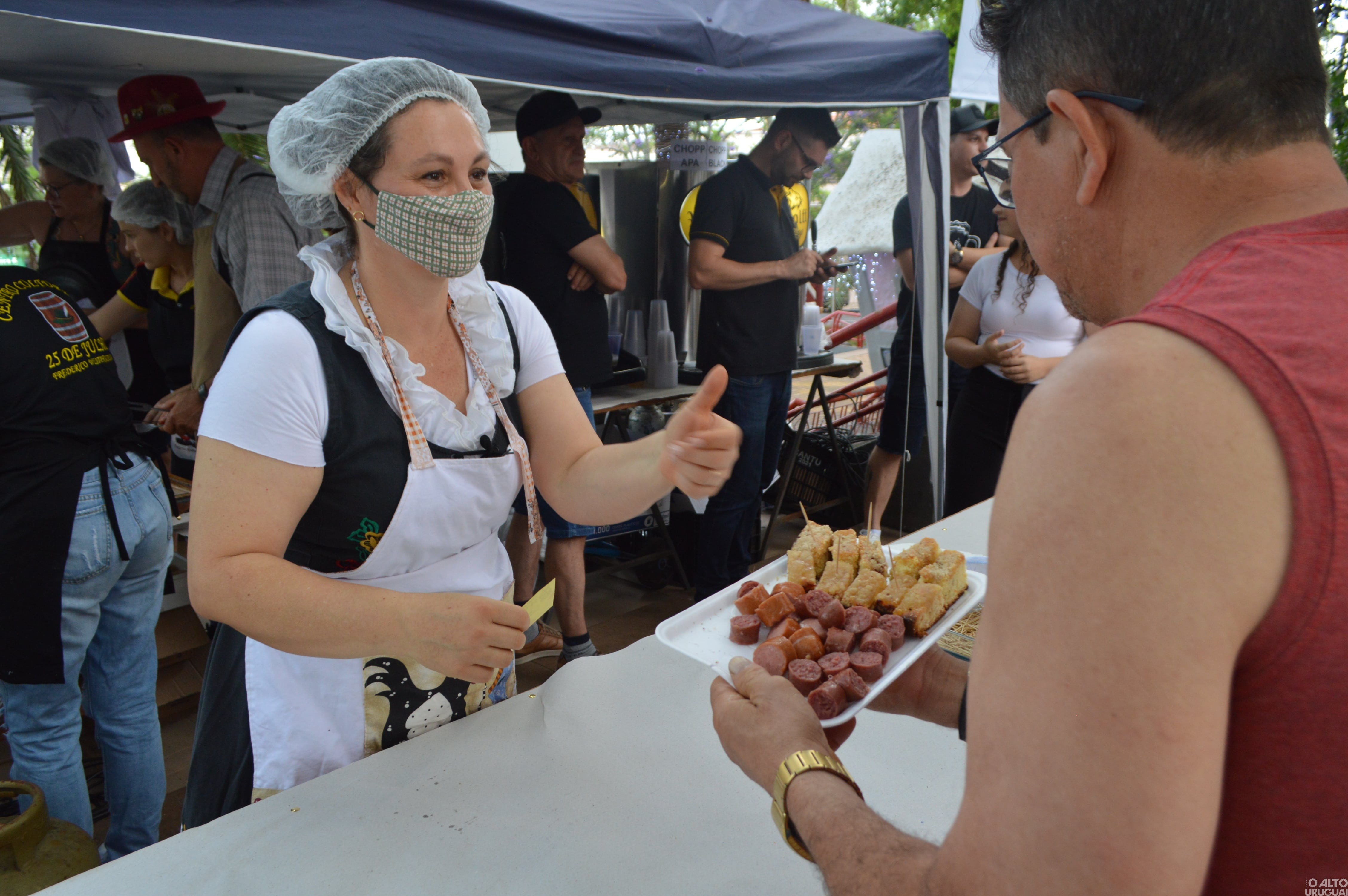 Biergarten diverte público no Frederico em Luz