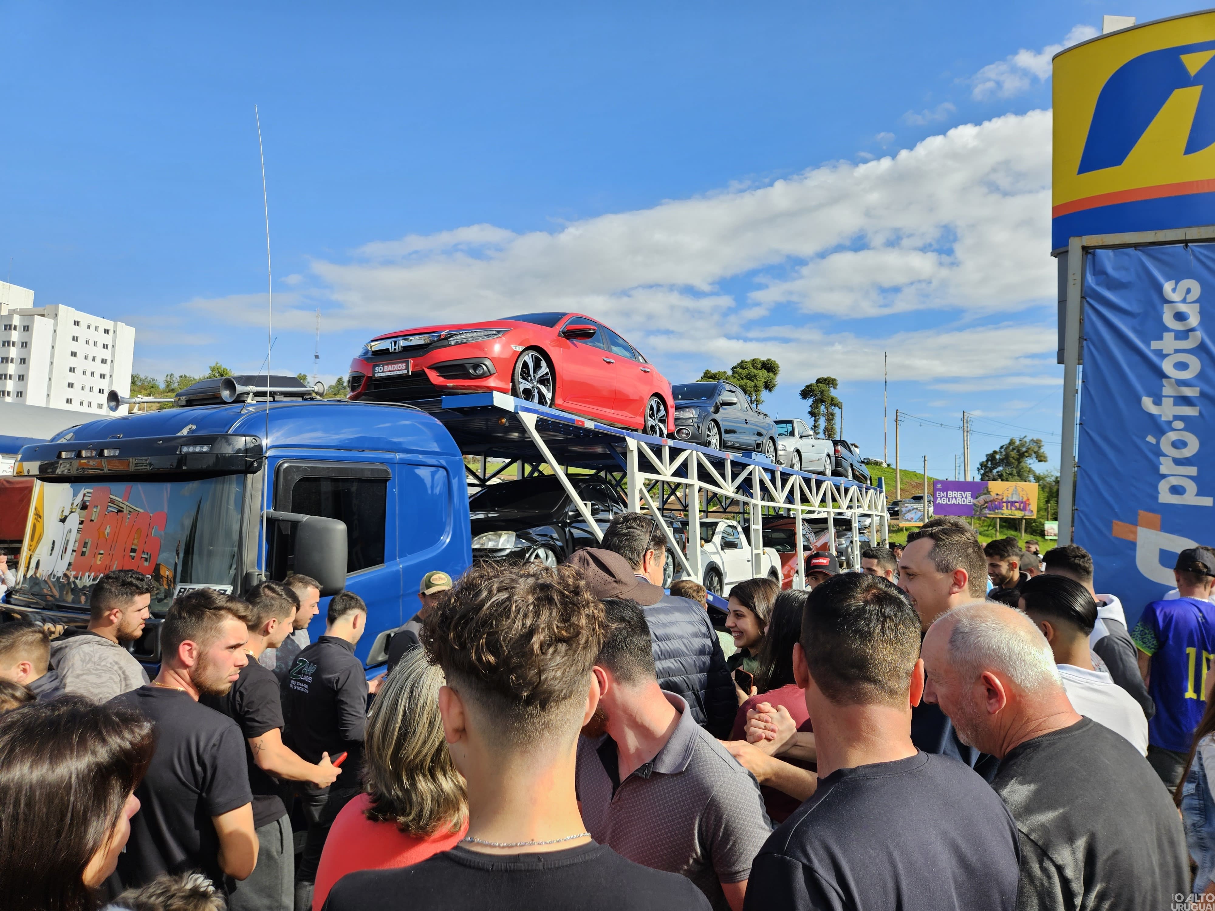 Frederiquense recebe caminhão de carros no valor de R$ 500 mil