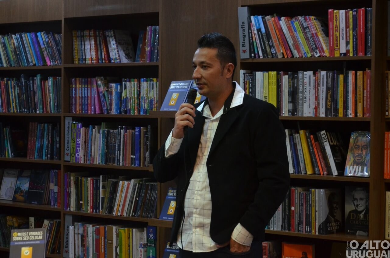 Professor Roberto Franciscatto lança livro pela Vitrola Editora