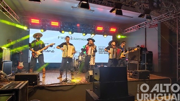 Pinhal promove show com o Grupo Os Quatro Gaudérios