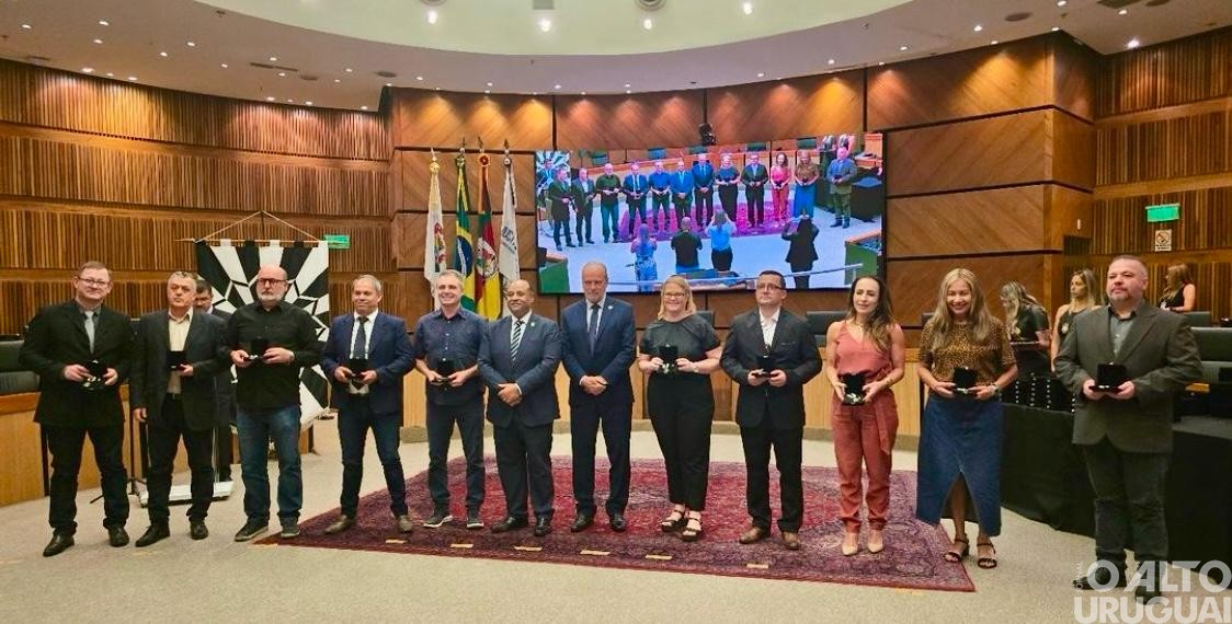 Delegada regional Aline Palma recebe medalha Plínio Brasil Milano