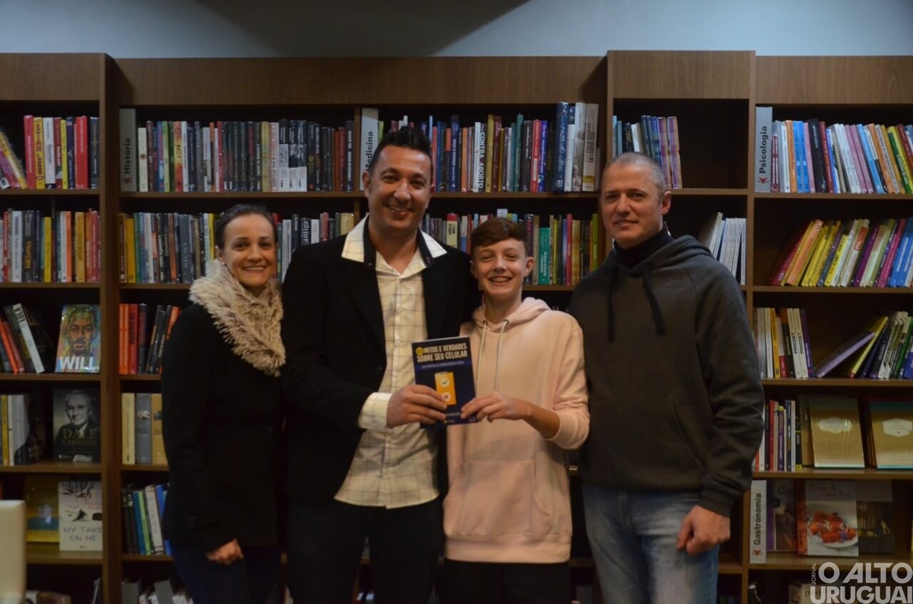 Professor Roberto Franciscatto lança livro pela Vitrola Editora