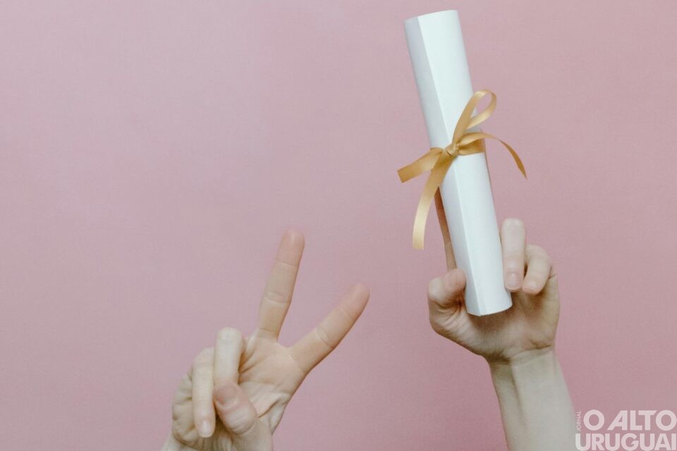 Diplomas de graduação passam a ser emitidos apenas em formato digital no Brasil