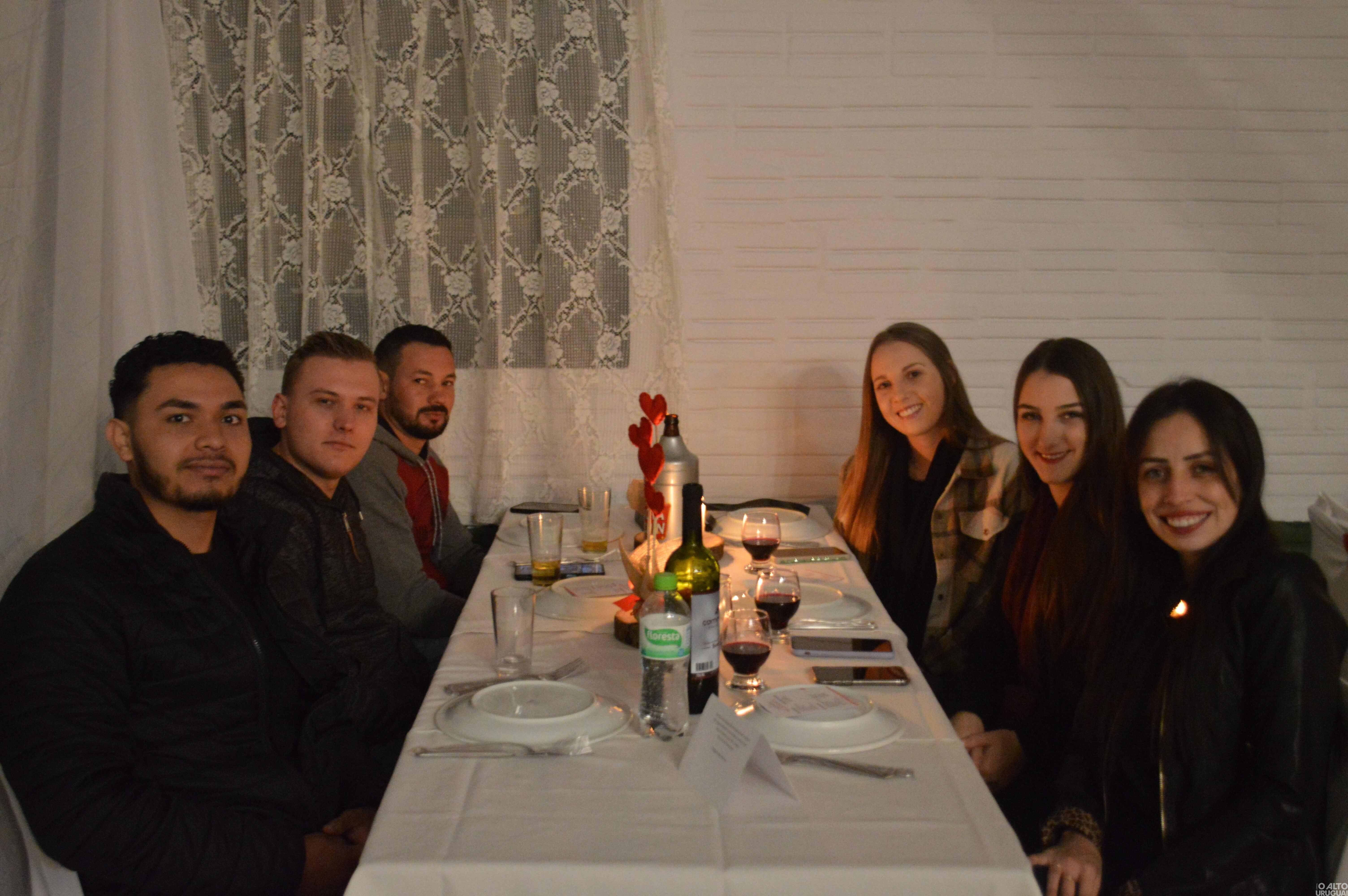 Noite do Galanteio reúne casais no CTG Rodeio da Querência