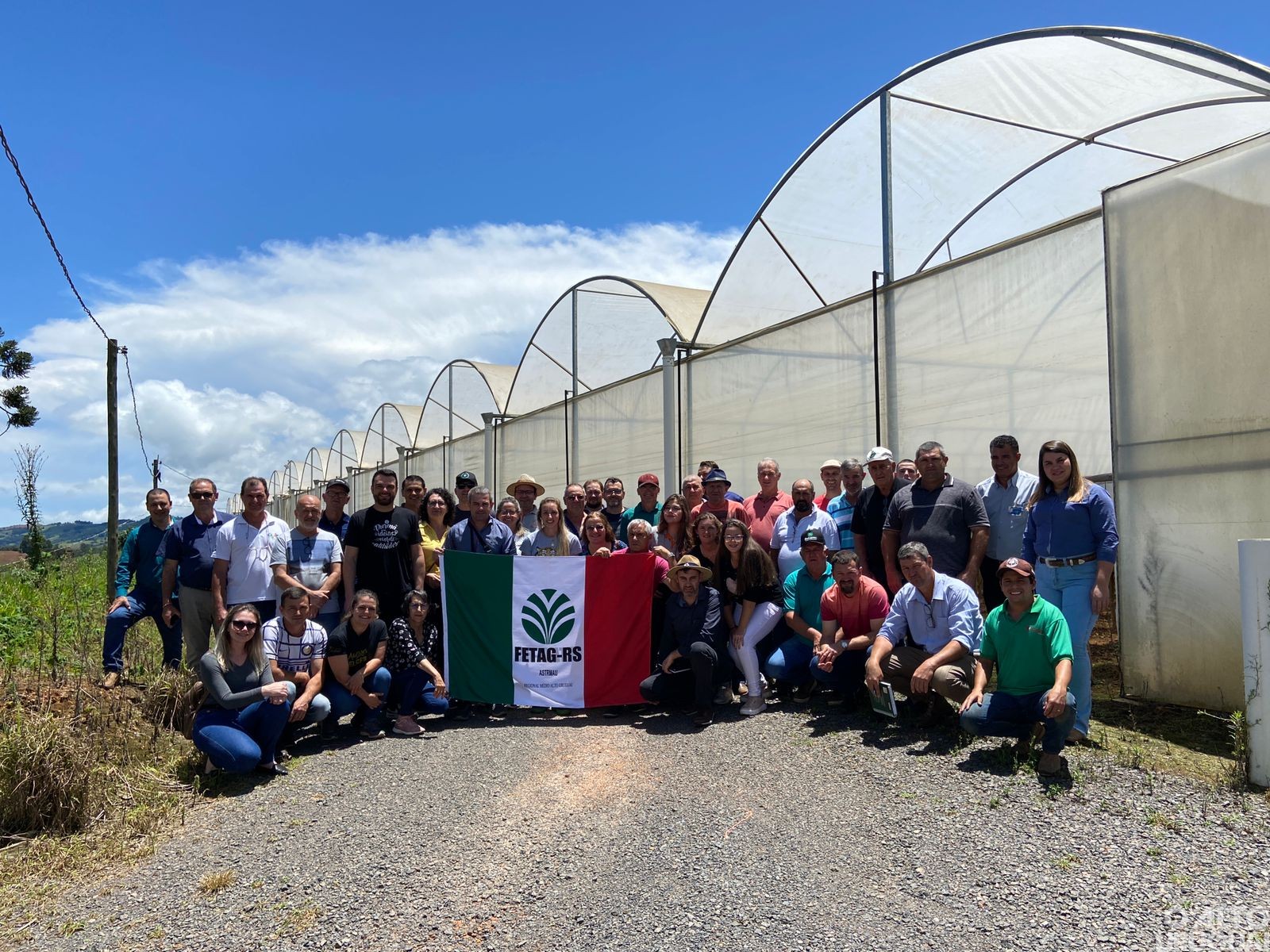Representantes do STR regional conhecem produção de morangos mineira