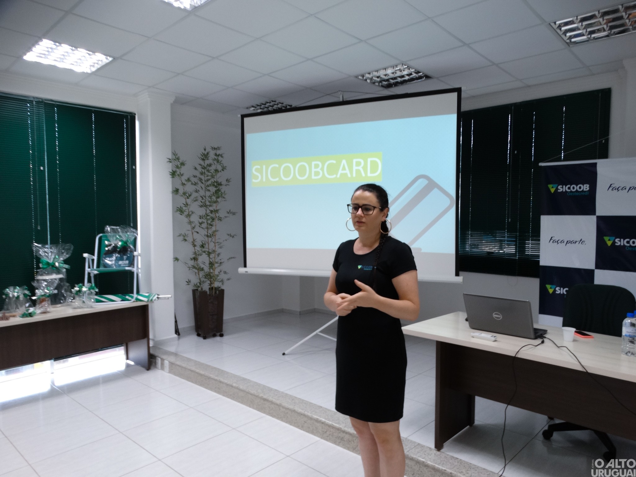 Sicoob Oestecredi apresenta benefícios dos cartões SicoobCard