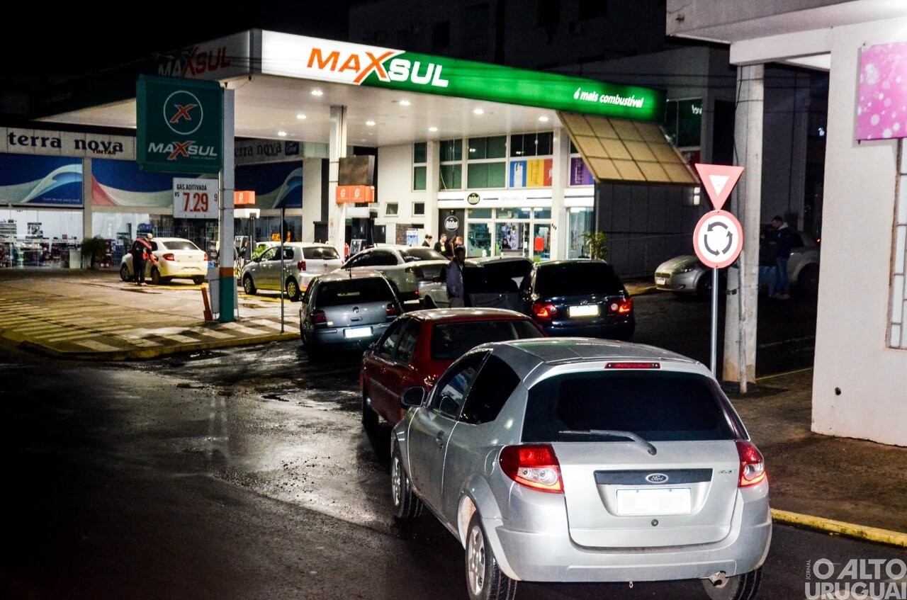 Dia Sem Impostos: consumidores formam fila em postos de FW durante a madrugada