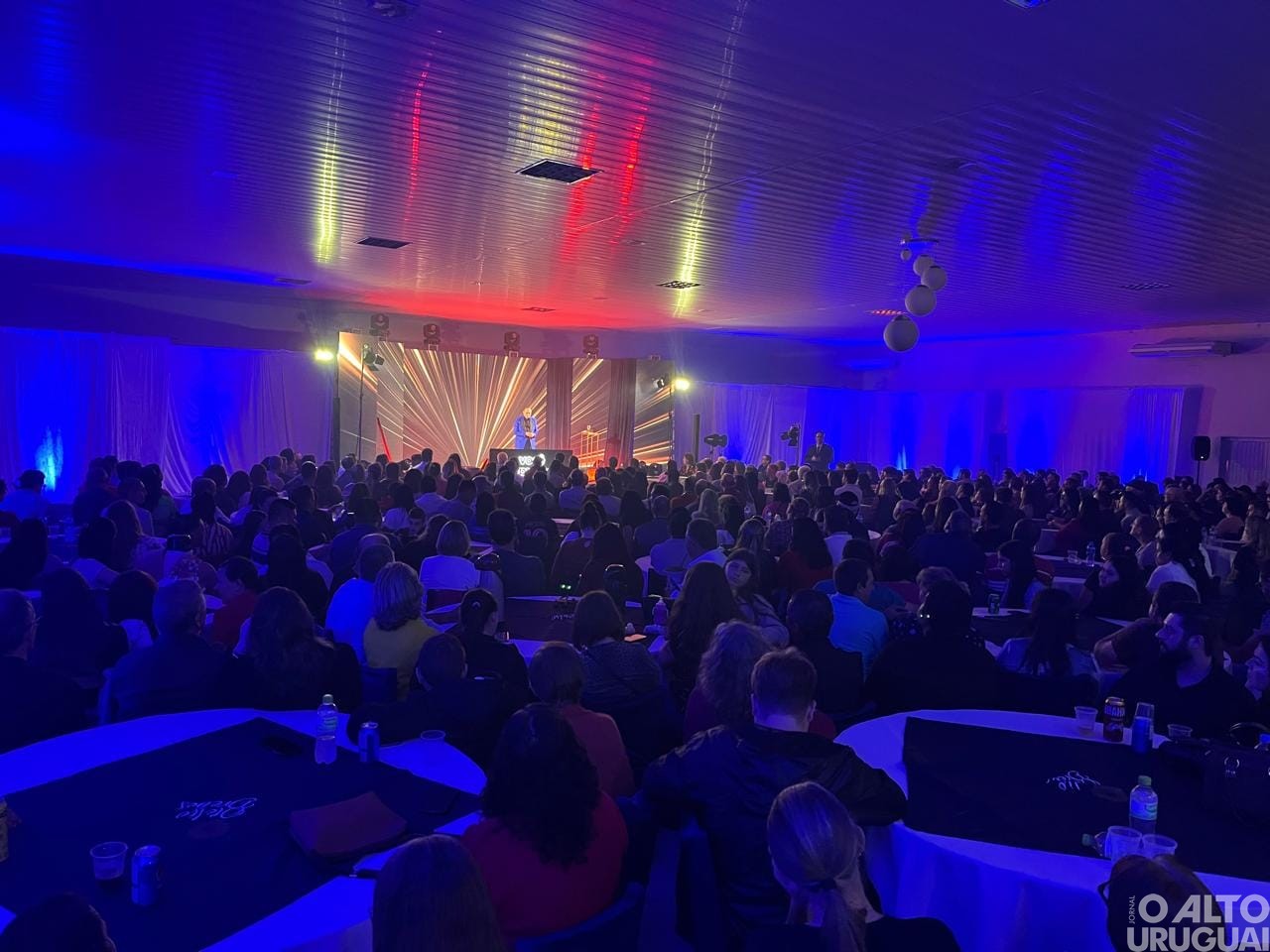 Palestra-show com Otélio Drebes reúne cerca de 600 pessoas em Caiçara