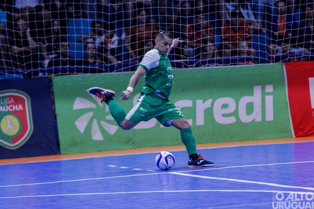 Clássico entre Afucs e Guarani é paralisado por racismo