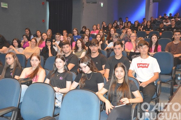 Caravana do Enem reúne mais de 600 estudantes na URI/FW