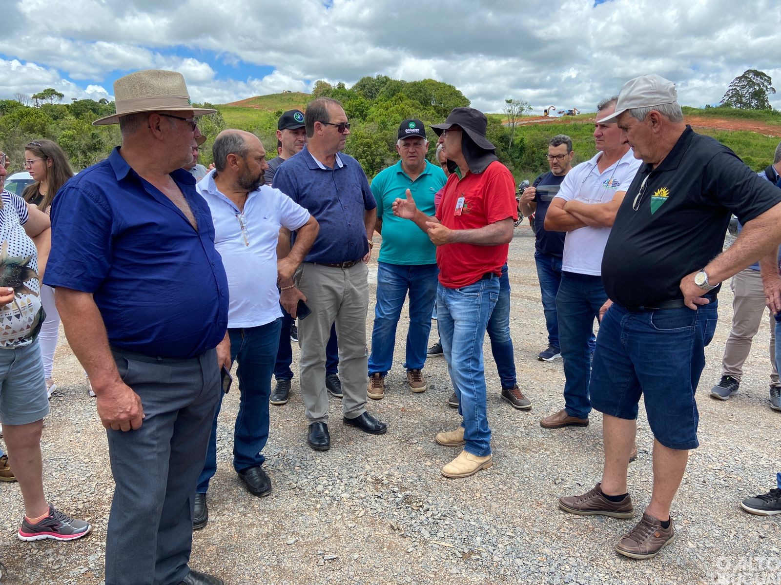 Representantes do STR regional conhecem produção de morangos mineira