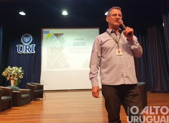 Seminário reúne 400 pessoas e foca na produção de leite a pasto