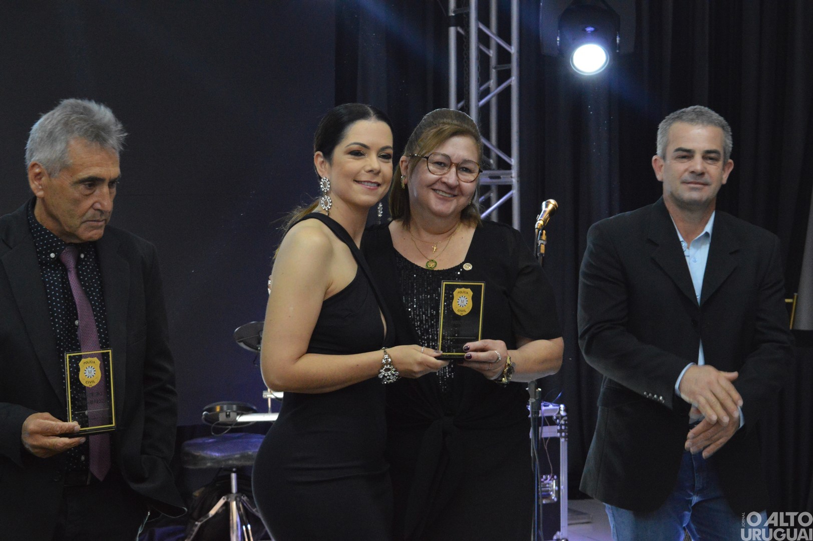 Baile Golden Night homenageia parceiros da Polícia Civil