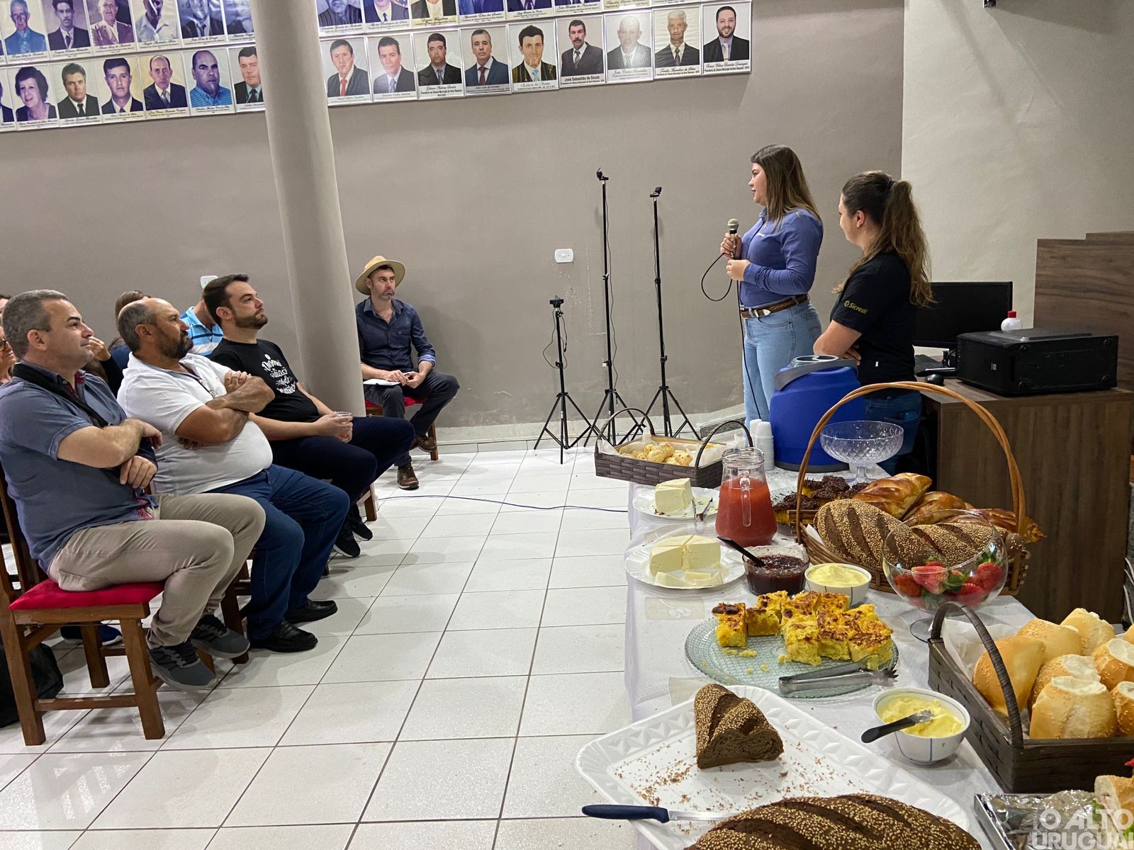 Representantes do STR regional conhecem produção de morangos mineira