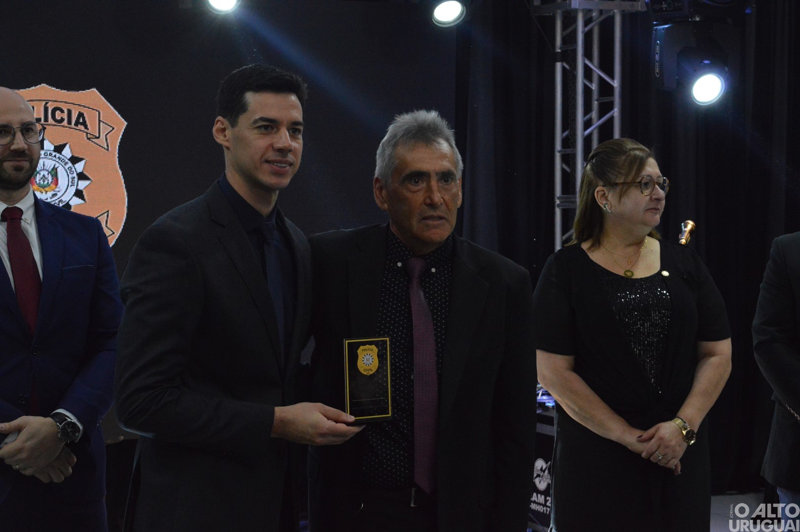 Baile Golden Night homenageia parceiros da Polícia Civil