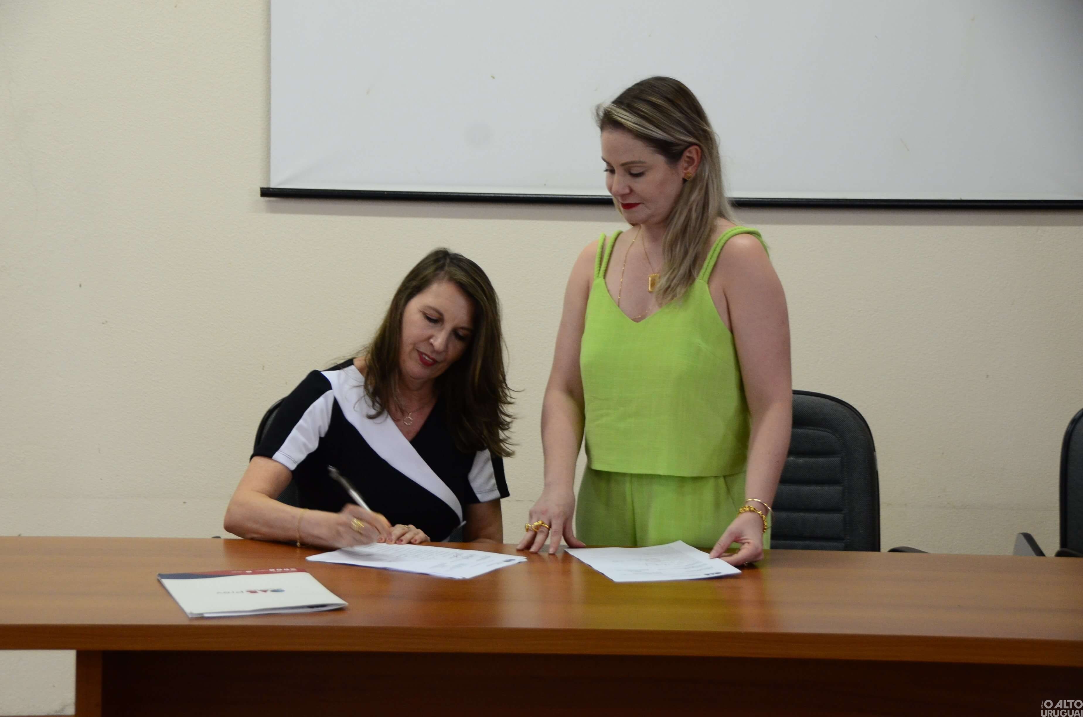 Nova diretoria da Subseção de FW da OAB assina termo de posse