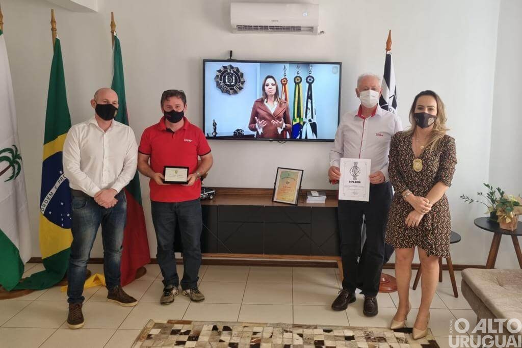 Presidente do Grupo Creluz recebe reconhecimentos da Polícia Civil