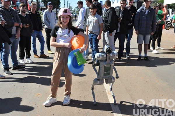 Chamarisco encanta visitantes e simboliza a chegada da robótica ao campo