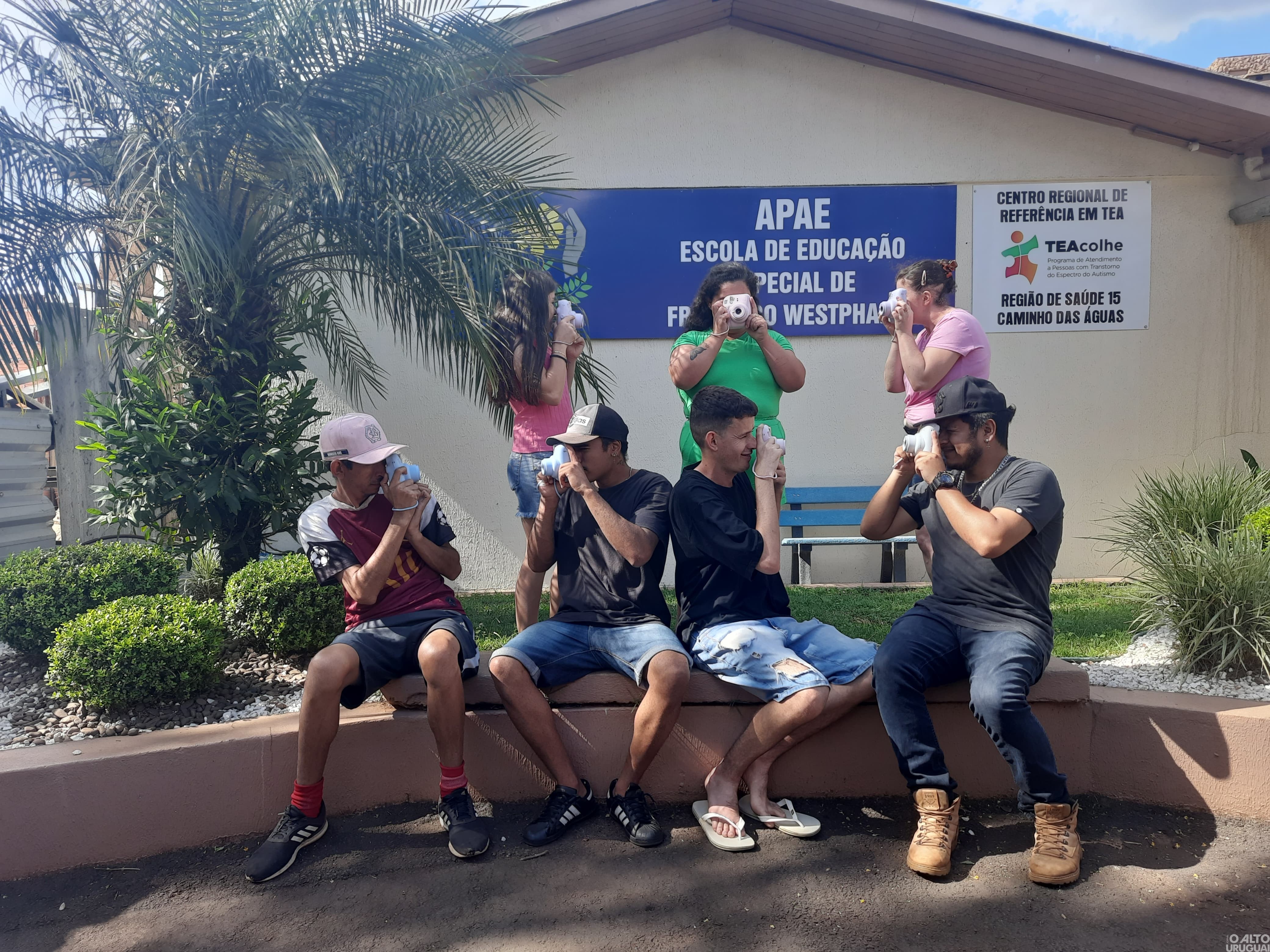 Alunos da Apae-FW transformam a fotografia em arte e conexão