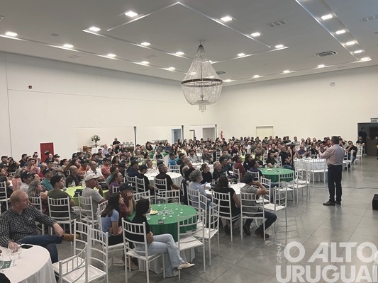 Cotrifred reúne mais de 300 produtores em FW para debater sobre bovinocultura de leite