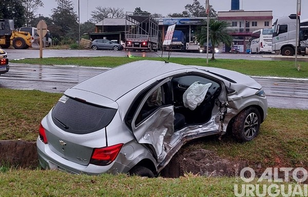 Acidente no trevo do Posto Serrano deixa três feridos
