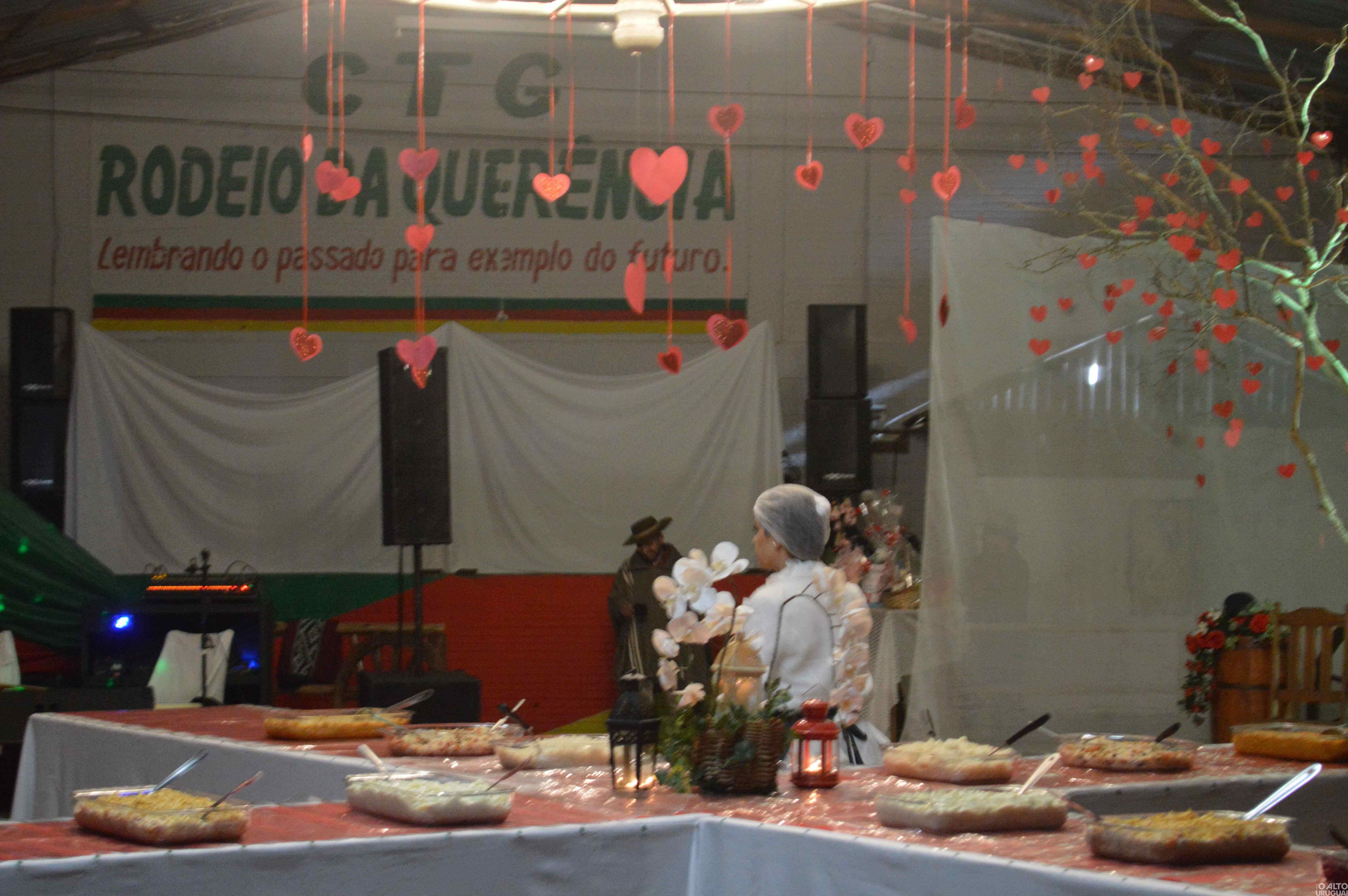 Noite do Galanteio reúne casais no CTG Rodeio da Querência