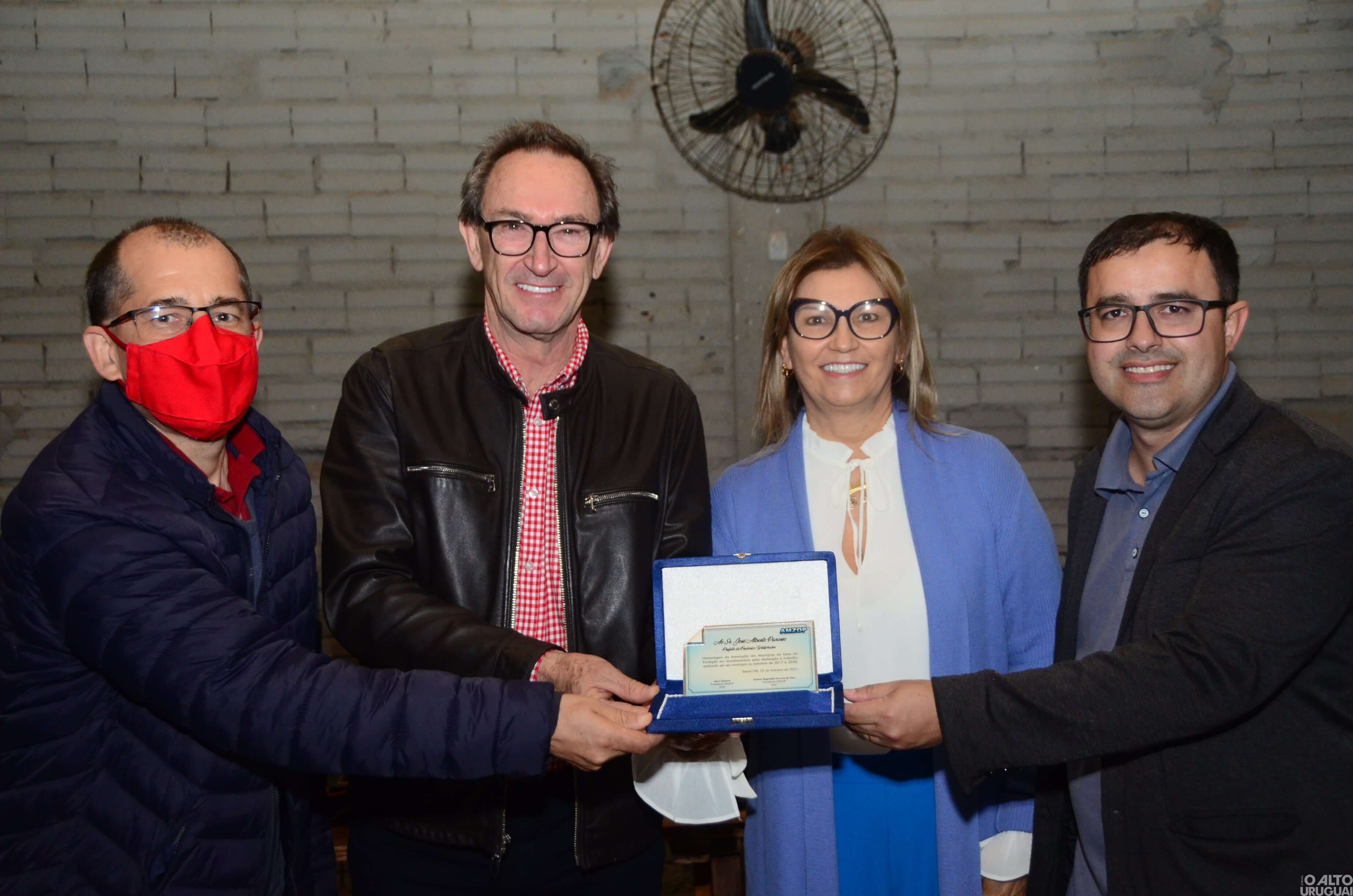 Gestores municipais recebem homenagem da Amzop