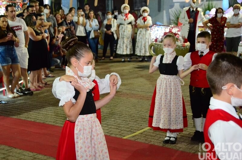 Apresentações do Centro Cultural 25 de Julho marcam noite do Frederico em Luz