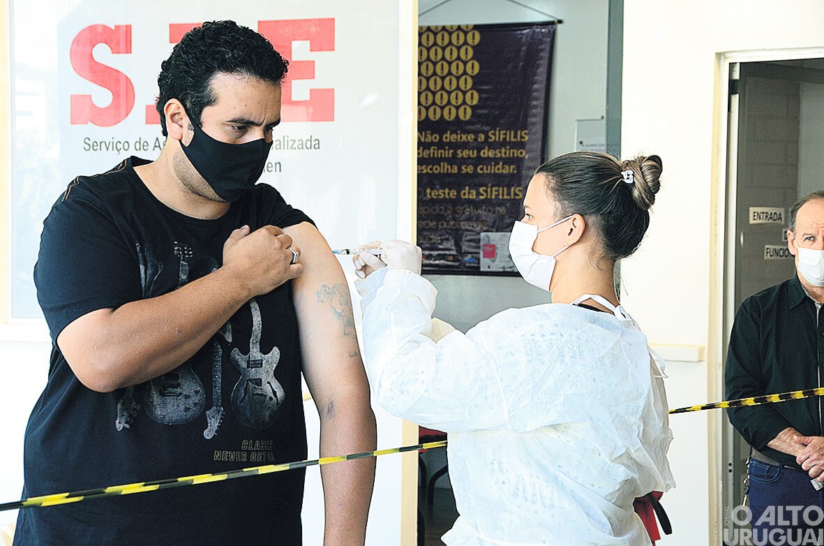 Cerca de 90% dos adultos brasileiros já tomaram a 1ª dose da vacina