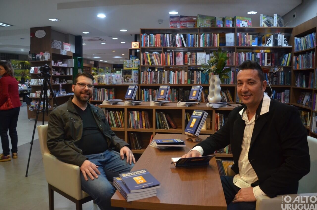 Professor Roberto Franciscatto lança livro pela Vitrola Editora